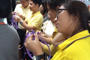 กิจกรรม KM Smart Sharing ครั้งที่ 1 เรื่อง “ การจัดเตรียมสถานที่ประกอบการประชุมสัมมนาและวิธีการพับโบว์สำหรับใส่เหรียญที่ระลึก &quot;